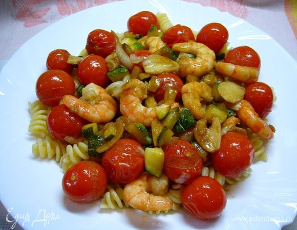 Влить в содержимое сковороды соевый соус, поперчить, прогреть 1 мин.
На тарелку выложить пасту, сверху – соус со сковороды.
Быстро, вкусно, постно, легко! 
