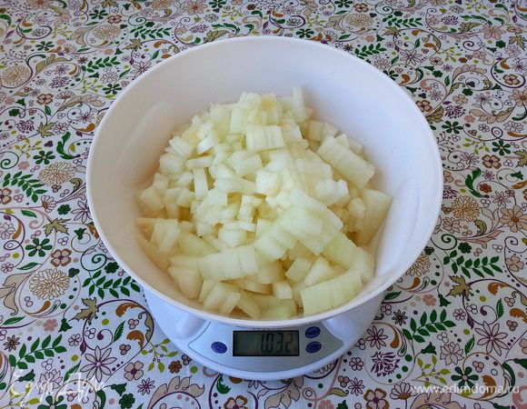 Дыню очистить от корки. Порезать на квадраты примерно 2Х2 см, можно мельче.