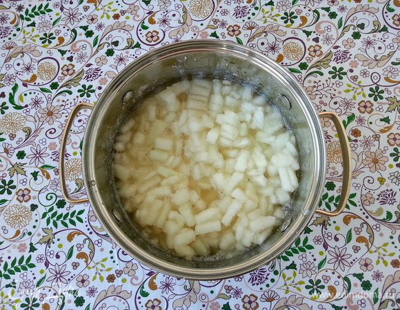 Засыпать дынные кубики сахаром. Дать постоять 20 мин, чтобы дыня дала сок. Добавить сок половинки лимона.