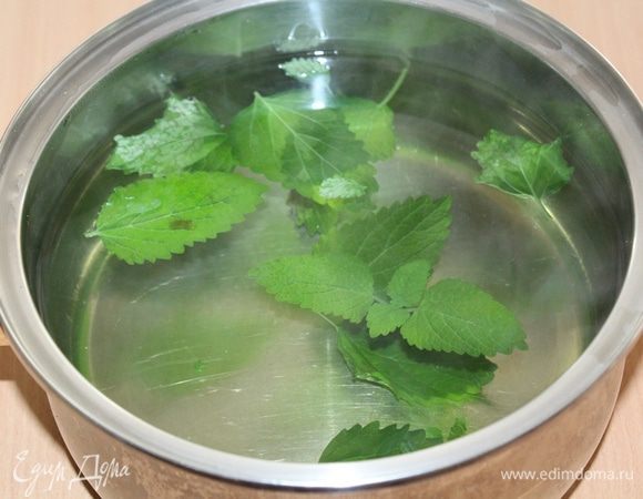 Вскипятите в кастрюле воду, добавьте мяту. Снимите с огня.