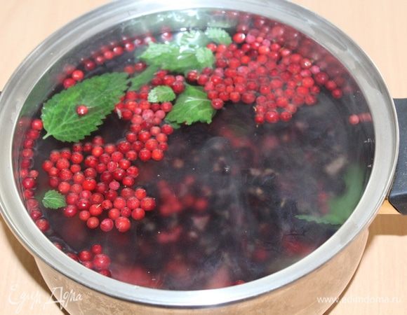 Добавьте слегка размятые ягоды красной и черной смородины и перемешайте
