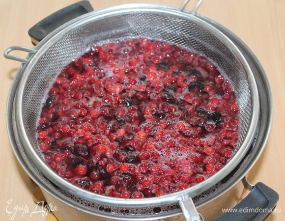 Когда смесь остынет, процедите ее, перелейте снова в кастрюлю и слегка нагрейте.