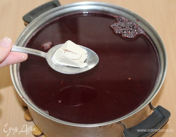 В теплую смесь добавьте сахар и свежие дрожжи. Размешайте и оставьте на ночь.