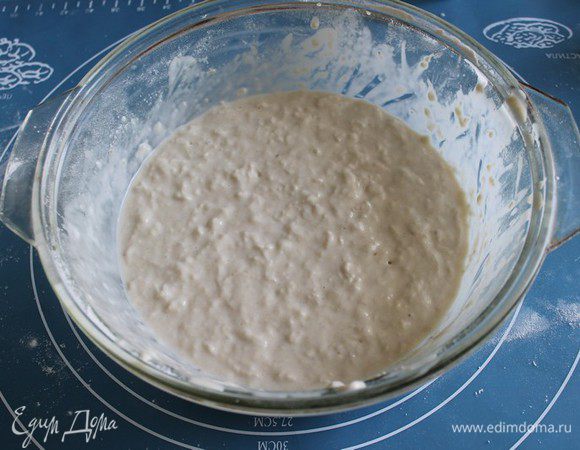 Смешайте теплое молоко, мед, соль и добавьте эту смесь к опаре. Затем просейте туда же часть муки. Хорошо перемешайте.