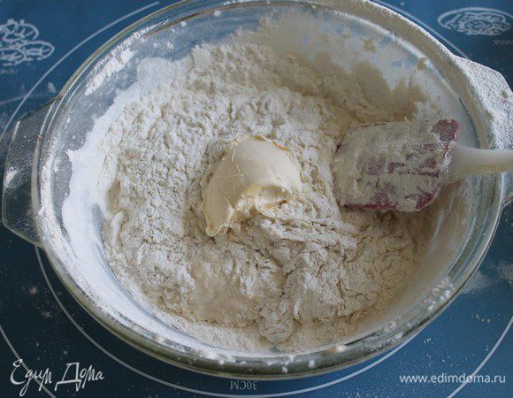 Затем добавьте оставшуюся муку и сметану, замешайте тесто.
