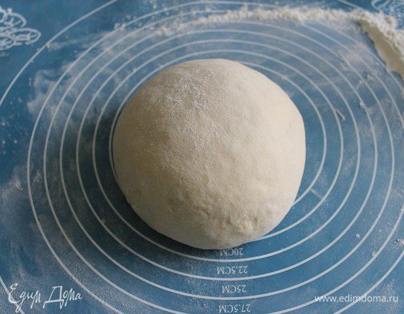 Замешивать тесто необходимо не менее 10 минут. Должно получиться очень мягкое, гладкое тесто, приятное на ощупь.