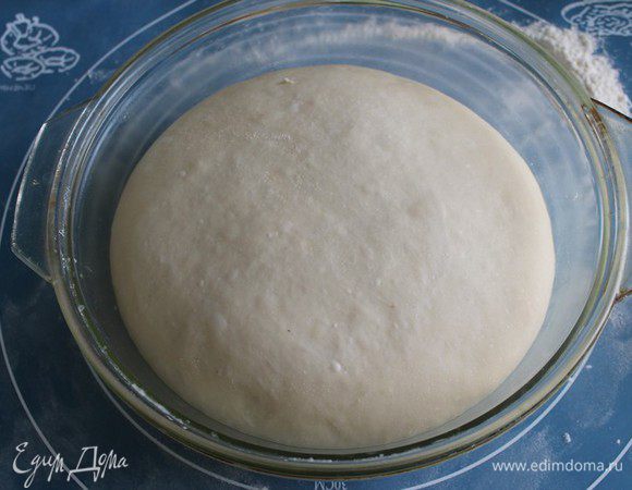 Отправляем тесто в тепло на расстойку на 1 час.