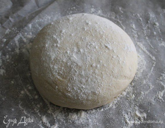 Через час тесто нужно обмять и сформировать хлеб, слегка припудривая мукой.