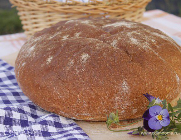 Выпекаем хлеб в заранее разогретой духовке на пару при 200 градусах в течение 25 минут, затем убираем пар и готовим еще 15 минут при 170 градусах.