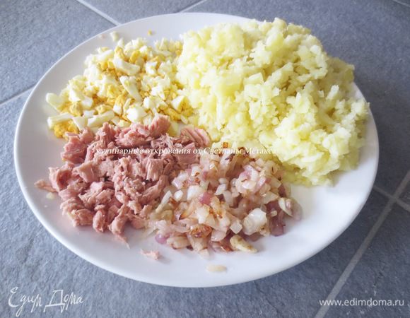 Готовим начинку.
Картофель отварить, протереть на крупной терке.
Лук почистить, мелко порезать, обжарить до прозрачности. Лучше конечно использовать зеленый лук, у меня не было, поэтому пришлось добавить  репчатый лук.
Яйца отварить, порезать на маленькие части.
Сыр натереть на терке.
Зелень мелко порезать.