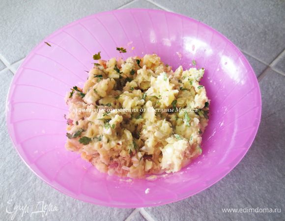 В чашке смешать продукты для начинки. Перед тем как добавить консервированный тунец, слить с него воду (используем тунец в собственном соку). Затем добавить белок (сырой), посолить, поперчить и хорошо перемешать. Начинка готова!