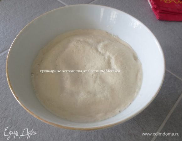 Приготовим опару.
В теплом молоке раскрошить дрожжи, добавить сахар, 3-4 ст.л. муки. Перемешать и оставить на 15 минут.