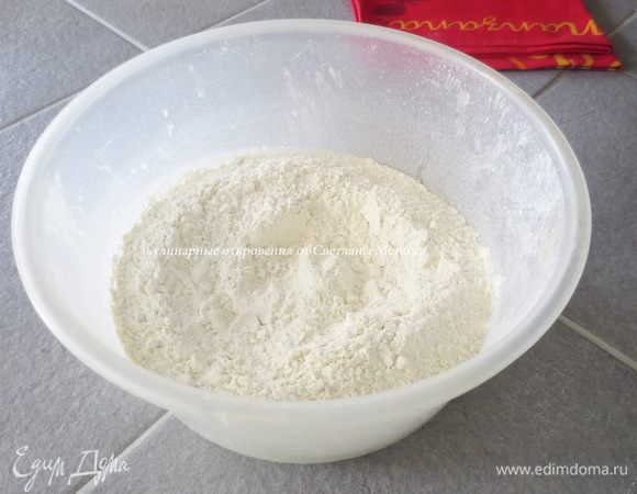 В большую миску просеиваем муку, соль, перемешиваем. В муке делаем лунку и добавляем подошедшую опару, яйцо, масло, замешиваем тесто. Кол-во муки регулируйте сами (+-).