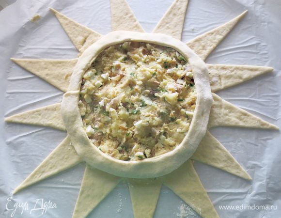 Три кольца выкладываем на начинку. "Лучи" загибаем поверх первого кольца. 