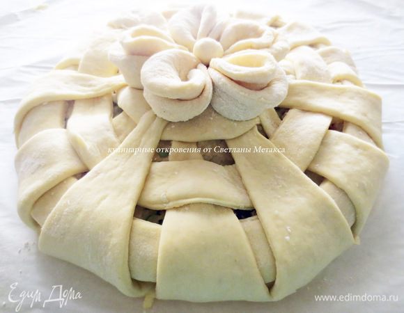  Далее методом плетения, один "луч" поверх второго кольца, последующий под вторым кольцом и так до конца. С третьим кольцом также пропускаем "лучи", но в обратном порядке, чтобы получился шахматный рисунок.
Серединку закрепляем цветком. Как сформировать цветок, можно посмотреть здесь http://www.edimdoma.ru/retsepty/71847-bulochki-tsvetochki