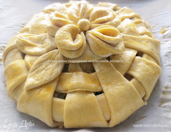 Взбиваем желток и смазываем тесто. Оставляем на 10-15 минут и затем выпекаем в предварительно разогретой до 200 градусов духовке, 25 - 30 минут. Оставляем пирог немного остыть.