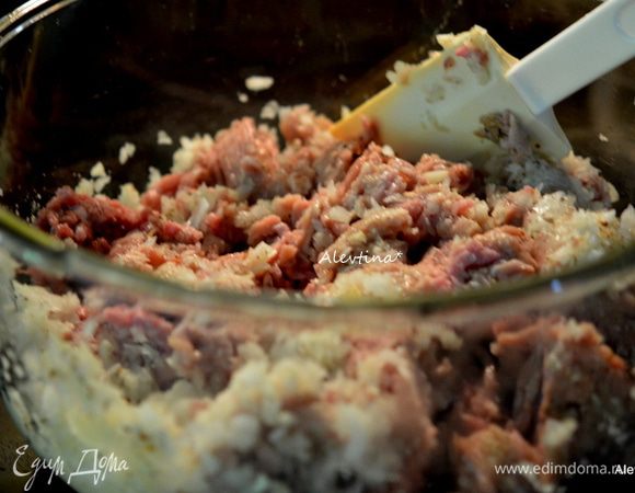 Порубить мелко лук и чеснок. Добавить в фарш, перемешать, посолить и поперчить.