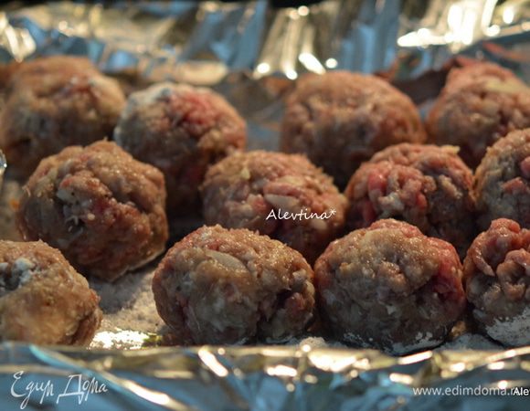 Сформировать в небольшие фрикадельки. Можно сделать заранее и заморозить.
Смешать томатный соус с острым соусом, яблочный уксусом, медом в отдельной емкости.