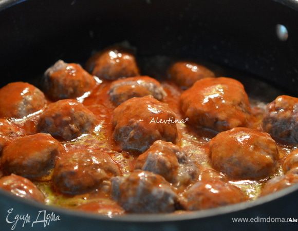 Разогреть сковороду с оливковым маслом. Выложить фрикадельки и обжарить со всех сторон до полуготовности. Затем полить смешанным острым соусом. Закрыть крышкой и готовить еще 10-15 мин на медленном огне.