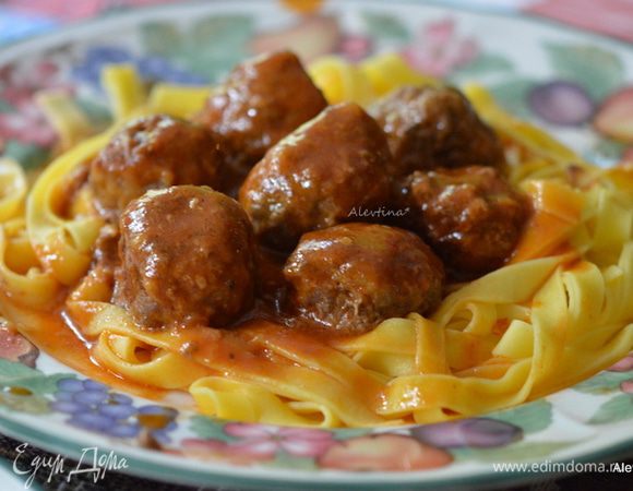 Отварить пасту. Подаем фрикадельки с соусом. Остренько и вкусно.