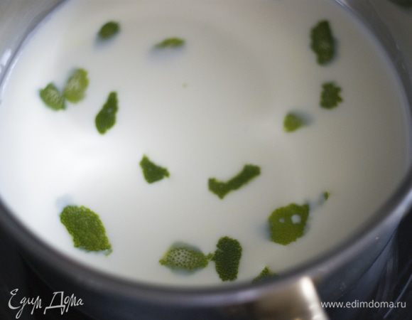 Подготовительный этап: литр молока залить в кастрюльку, добавить к нему семена ванили из стручка, палочки корицы и цедру лайма. Поставить кастрюльку на средний огонь и начать прогревать. Как только увидите, что смесь скоро начнет кипеть - снимайте с огня, закипеть не должно.
Оставьте молоко со специями на полчаса в покое.