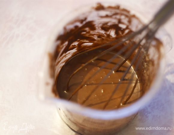 Через полчаса процедите молоко от специй в другой сотейник.
Смешайте какао с концентрированным молоком, добавьте крахмал. Его удобнее развести в столовой ложке воды и затем ввести к какао-смеси.
Все это коричневое дело теперь взбейте венчиком, если совсем густо, о подлейте молока из сотейника.