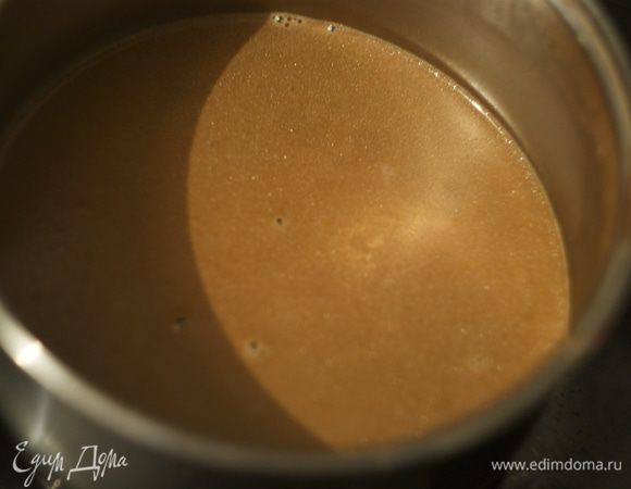 Теперь влейте какао-смесь к молоку, поставьте на средний огонь и доведите до кипения.
При этом взбивайте изредка смесь. Сверху будут маслянистые следы. И если перестать взбивать, то будет образовываться пленочка.