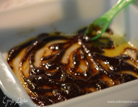 Смешать оливковое масло, сахар, острый соус (тайский соус) Sriracha, кориандр, сахар и чили.