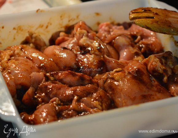 Выложить в маринад куриные грудки, у меня куриные бедрышки без кости. Оставить на 15 мин мариноваться.