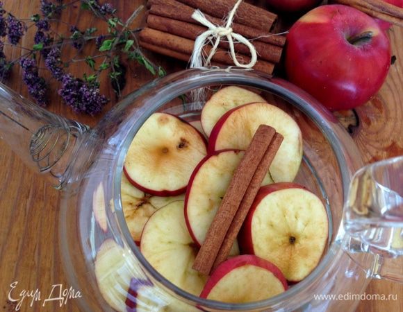 Яблоки помыть и нарезать колечками или дольками, выложить на дно чайника. Туда же положить палочку корицы. Если яблоки мелкие, то можно увеличить количество до 5.