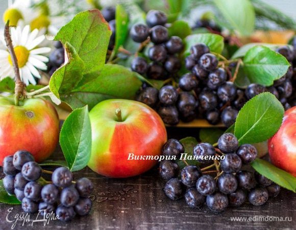 Яблоки помыть и нарезать дольками, рябину помыть и снять с веточек.