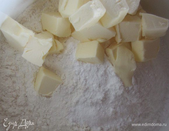 В миксере смешать в мелкую крошку муку, сахарную пудру и кусочки сливочного масла.