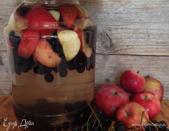 Сложить яблоки и рябину в банку, залить кипятком, накрыть блюдцем и оставить на 10 минут.