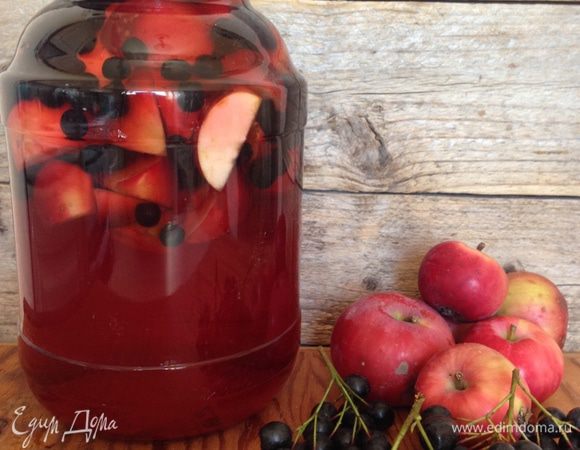 Через 10 минут воду слить в сотейник, довести до кипения, добавить сахар (количество сахара можно регулировать по своему вкусу).
Залить горячим сиропом ягоду, закрыть крышкой, перевернуть банку вверх дном, "укутать" и оставить в таком виде до полного остывания.
Я обычно оставляю на сутки.
Хранить в сухом темном месте.
Чем дольше стоит компот, тем насыщеннее становится его вкус.