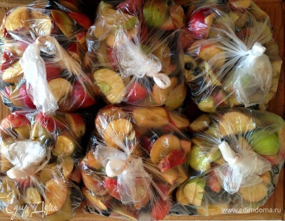 А часть подготовленных яблок и рябины я замораживаю :)