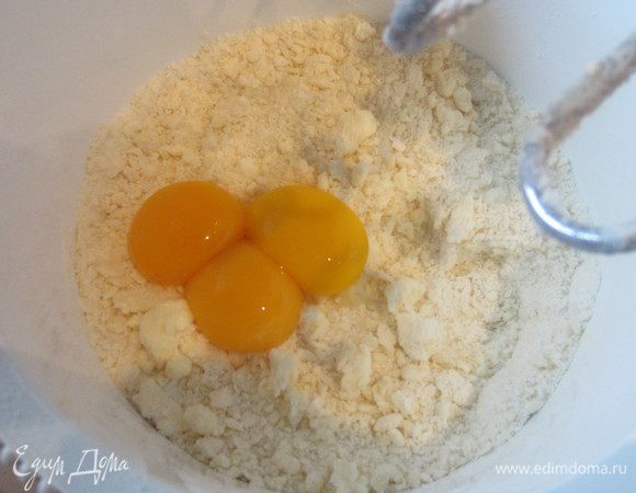 Добавить желтки и сформировать шар.