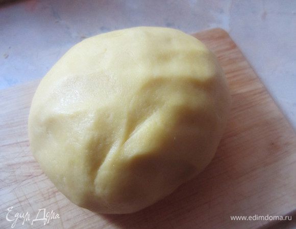 Убрать тесто в холодильник минимум на 30 минут.