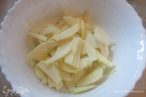 Готовим начинку: яблоки чистим от кожуры и нарезаем дольками.
