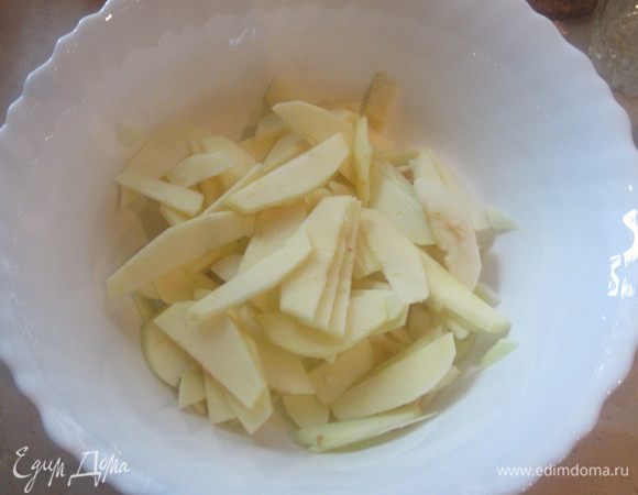 Готовим начинку: яблоки чистим от кожуры и нарезаем дольками.