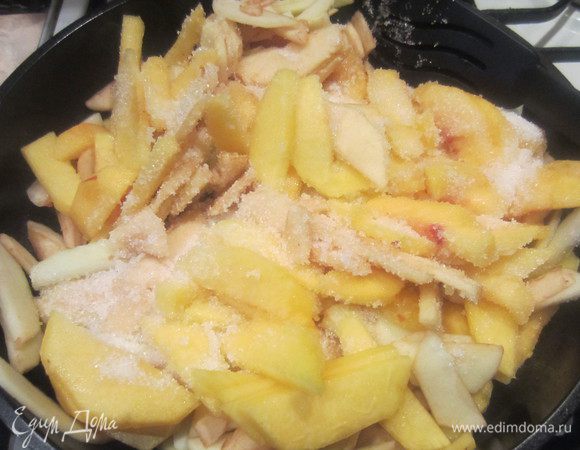 Выкладываем фрукты на сковородку, посыпаем сахарным песком и тушим на маленьком огне до момента, когда выпарится весь сок.