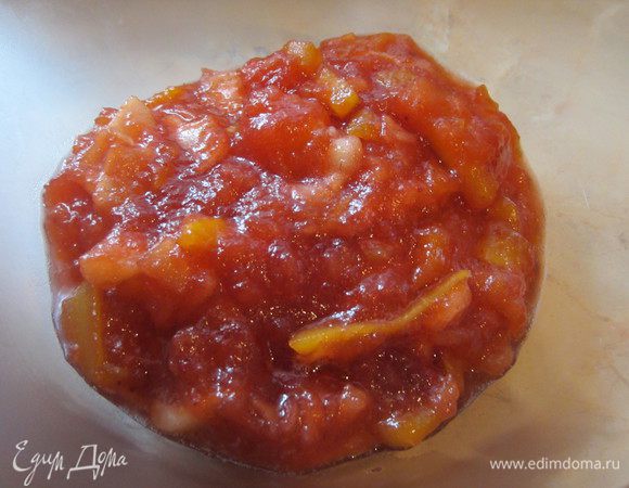 Даем начинке остыть. Я добавила немного клубники (поэтому начинка получилась красная).