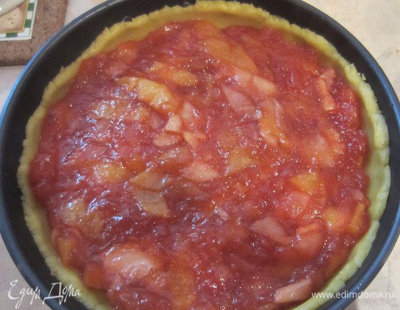 Выкладываем начинку и сверху посыпаем тертым тестом.