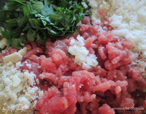 Смешиваем фарш, хлебные крошки, мелко нарезанную зелень, чеснок и тщательно перемешиваем. Добавляем соль, перец, яйцо, измельченный арахис и снова перемешиваем.