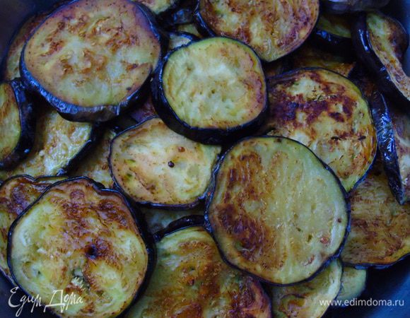 Затем их отжать и обжарить до золотистого цвета. Сложить в кастрюлю, накрыть, чтоб не остыли.