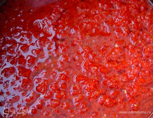 Теперь готовим заливку. Перец горький, сладкий болгарский, чеснок пропускаем через мясорубку. Добавляем растительное масло и ставим на огонь, как закипит дать покипеть 5 минут. Выключить и влить уксус.