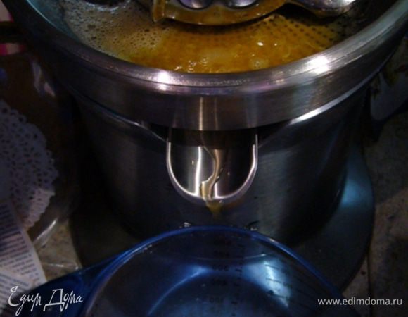 Из апельсина, грейпфрута, лимона выжать сок.