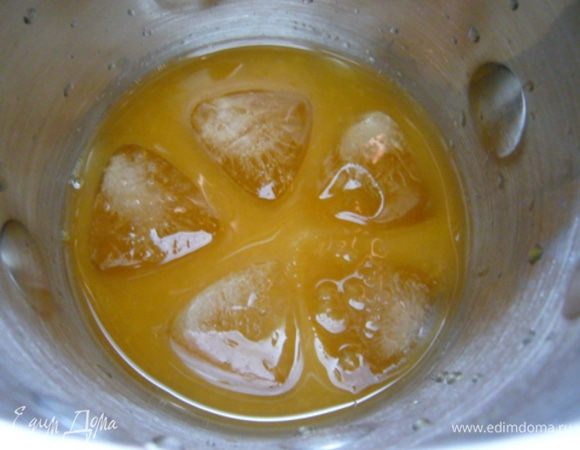 Необходимое количество отмерить и перелить в шейкер.
Отправить туда же кленовый сироп и 5 кубиков льда. Взбить.
