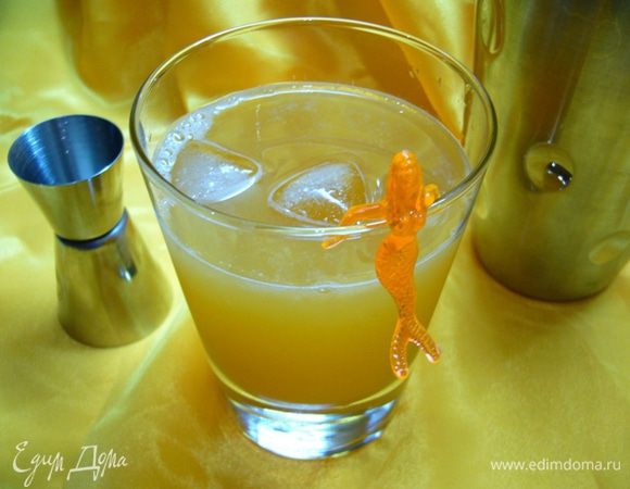 Перелить содержимое шейкера в бокал, добавить минеральную воду и 2 кубика льда и подавать!