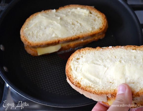 Сковороду с антипригарным покрытием разогреть и обжарить гренки с двух сторон.