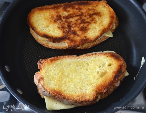 До золотистого цвета! Внутри сыр начнет плавится и подтаивать.